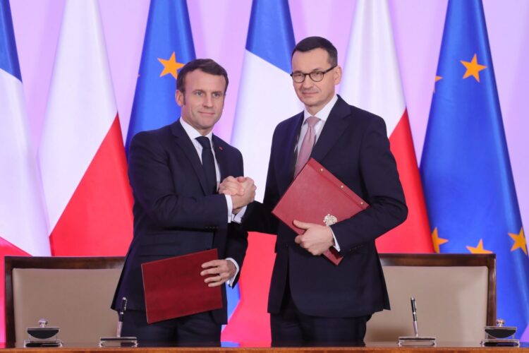 Premier RP Mateusz Morawiecki oraz prezydent Francji Emmanuel Macron podpisali polsko-francuską deklarację współpracy w zakresie polityki europejskiej w KPRM w Warszawie. Prezydent Francji jest w Polsce z oficjalną dwudniową wizytą. Fot. PAP