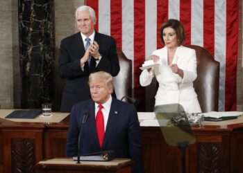 Nancy Pelosi podarła na kawałki egzemplarz otrzymanego przemówienia prezydenta Trumpa. Fot. PAP/EPA