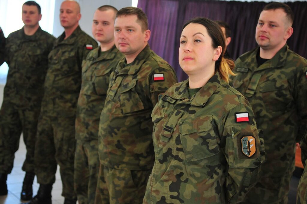 Żołnierze kontrolują osoby w kwarantannie Radio Zachód - Lubuskie