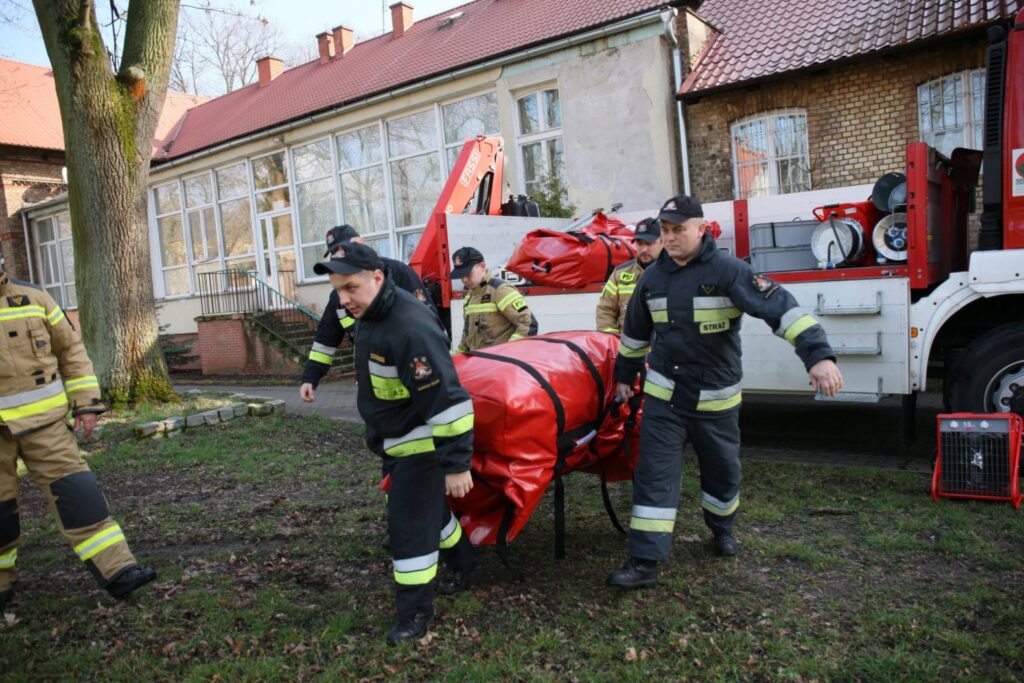 Strażacy rozstawiają namiot Radio Zachód - Lubuskie