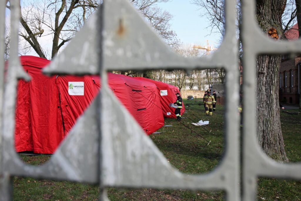 Strażacy rozstawiają namiot Radio Zachód - Lubuskie