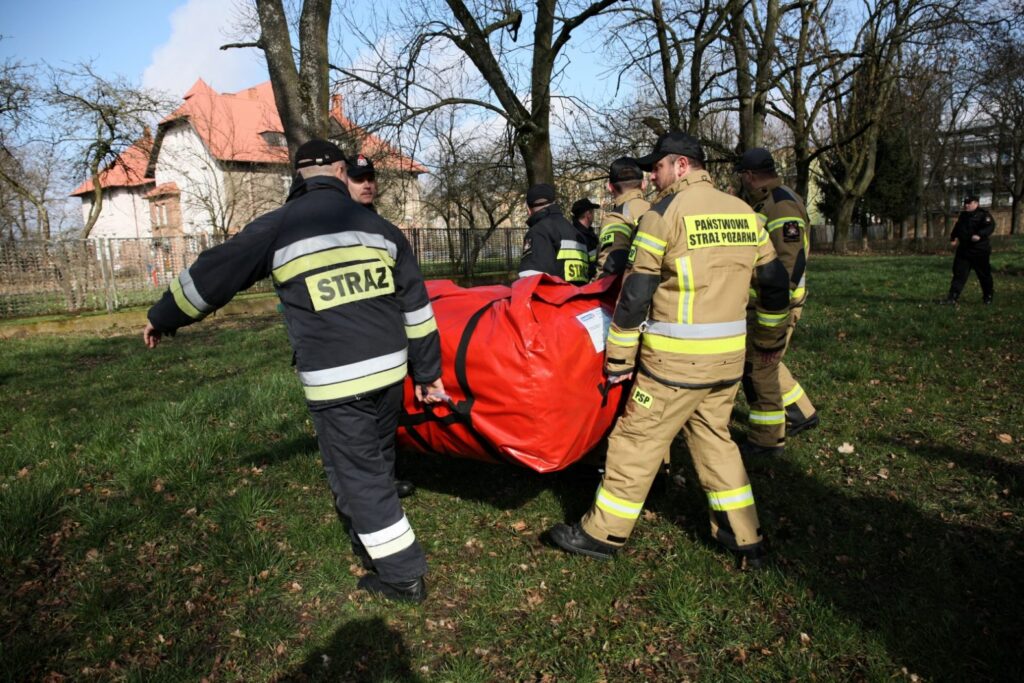 Strażacy rozstawiają namiot Radio Zachód - Lubuskie