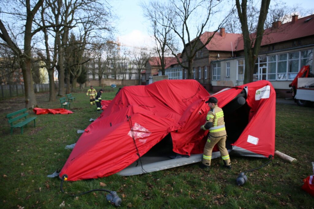 Strażacy rozstawiają namiot Radio Zachód - Lubuskie