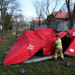 Strażacy rozstawiają namiot 14 Strażacy rozstawiają namiot Radio Zachód - Lubuskie