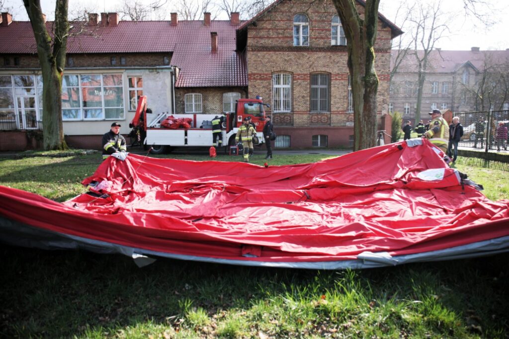 Strażacy rozstawiają namiot Radio Zachód - Lubuskie