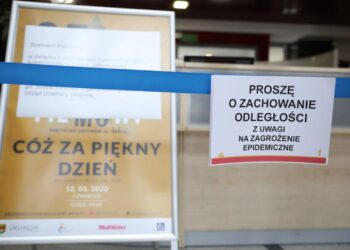 Informacje o zasadach zachowania bezpieczeństwa w związku z zagrożeniem epidemicznym, wywieszone w Urzędzie Dzielnicy Ursynów m. st. Warszawy. Fot. PAP/Leszek Szymański