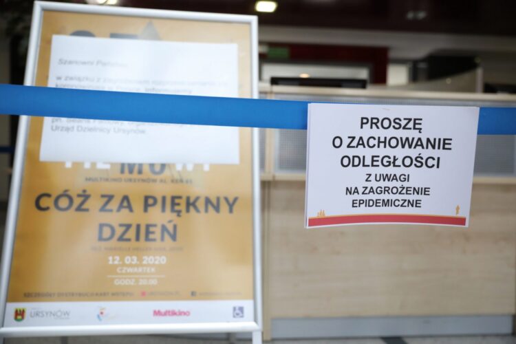 Informacje o zasadach zachowania bezpieczeństwa w związku z zagrożeniem epidemicznym, wywieszone w Urzędzie Dzielnicy Ursynów m. st. Warszawy. Fot. PAP/Leszek Szymański