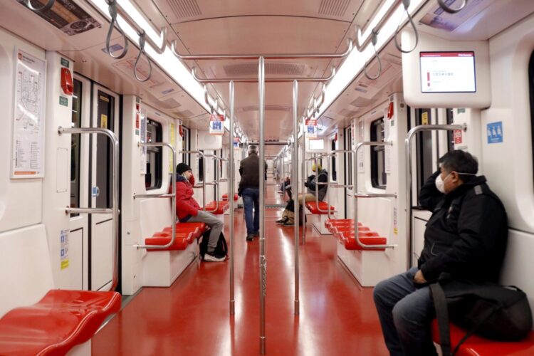 Ludzie w maskach ochronnych podróżują linią metra numer 1 w Mediolanie we Włoszech. Fot. PAP/EPA/Mourad Balti Touati