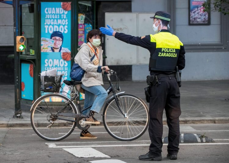 Policjant kieruje ruchem w Saragossie, Fot. PAP/EPA/Javier Cebollada