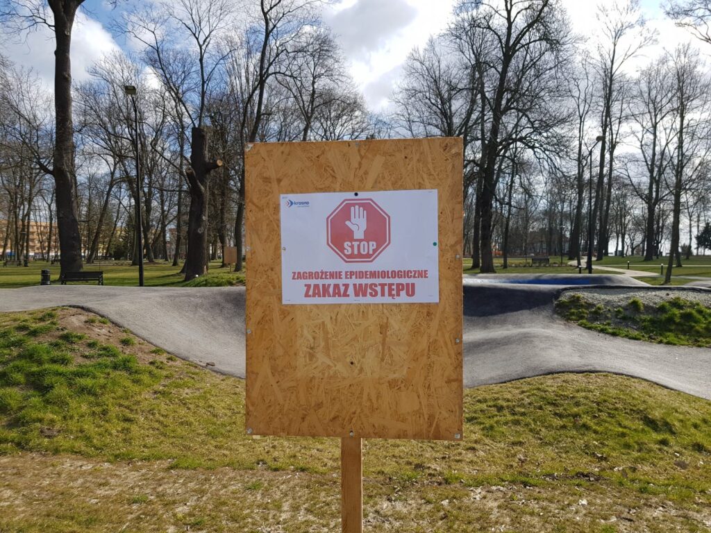 Przed parkami stoją tablice z zakazem Radio Zachód - Lubuskie