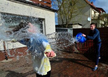 Lany Poniedziałek, czyli tradycyjny śmigus-dyngus, 13 bm. w Szczecinie. Z powodu pandemii koronawirusa zabronione jest w tym roku obchodzenie tego święta publicznie. Fot. AP/Marcin Bielecki