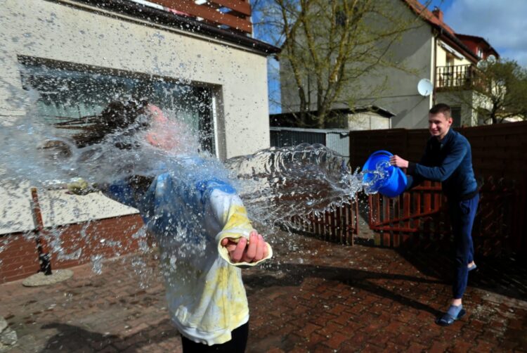 Lany Poniedziałek, czyli tradycyjny śmigus-dyngus, 13 bm. w Szczecinie. Z powodu pandemii koronawirusa zabronione jest w tym roku obchodzenie tego święta publicznie. Fot. AP/Marcin Bielecki