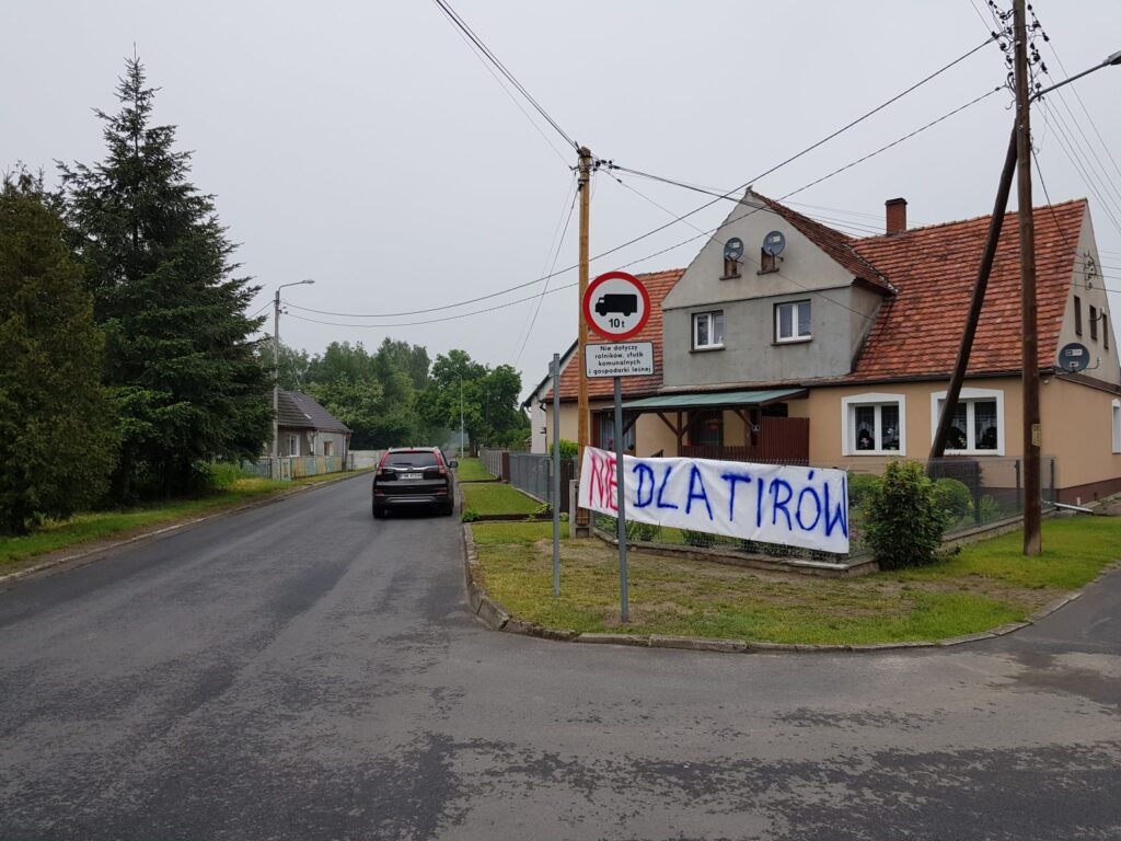 Nadal protestują mieszkańcy Bobrownik Radio Zachód - Lubuskie