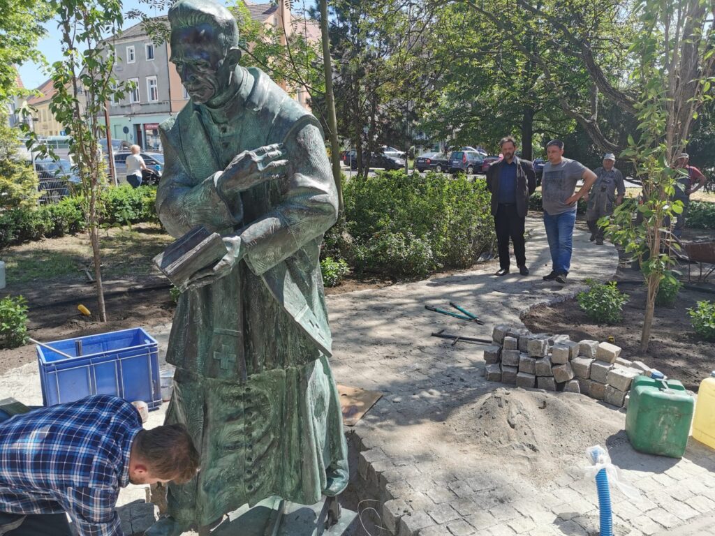Pomnik ks. Michalskiego stanął przy konkatedrze Radio Zachód - Lubuskie