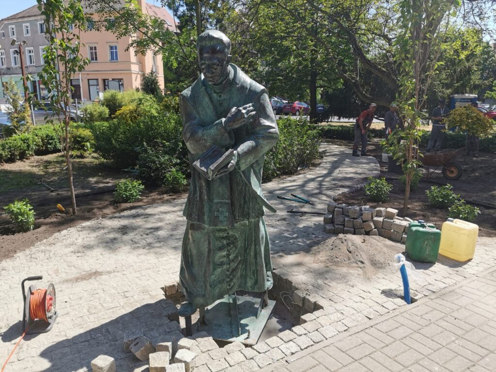 Pomnik ks. Michalskiego stanął przy konkatedrze Radio Zachód - Lubuskie