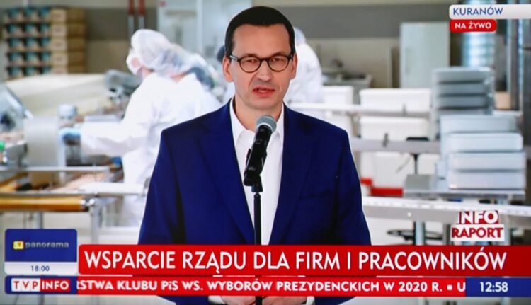 Premier Mateusz Morawiecki podczas konferencji prasowej na terenie zakładu produkcyjnego „Flis” w Radziejowicach. fot. PAP