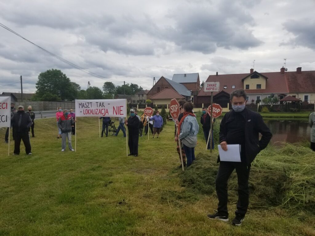 Mieszkańcy Płot protestowali przeciw budowie masztu telefonii komórkowej Radio Zachód - Lubuskie