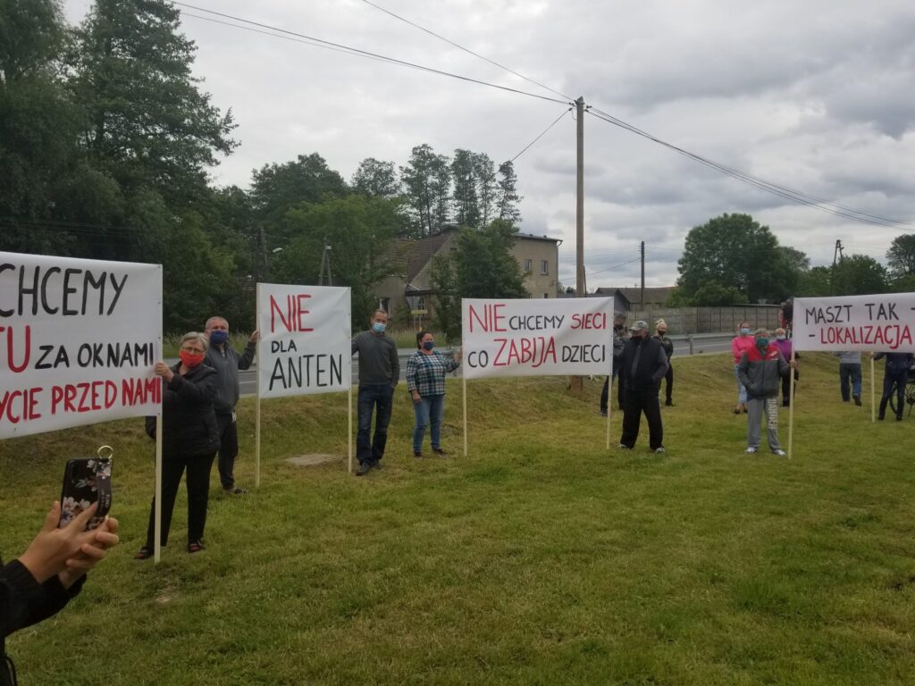 Mieszkańcy Płot protestowali przeciw budowie masztu telefonii komórkowej Radio Zachód - Lubuskie