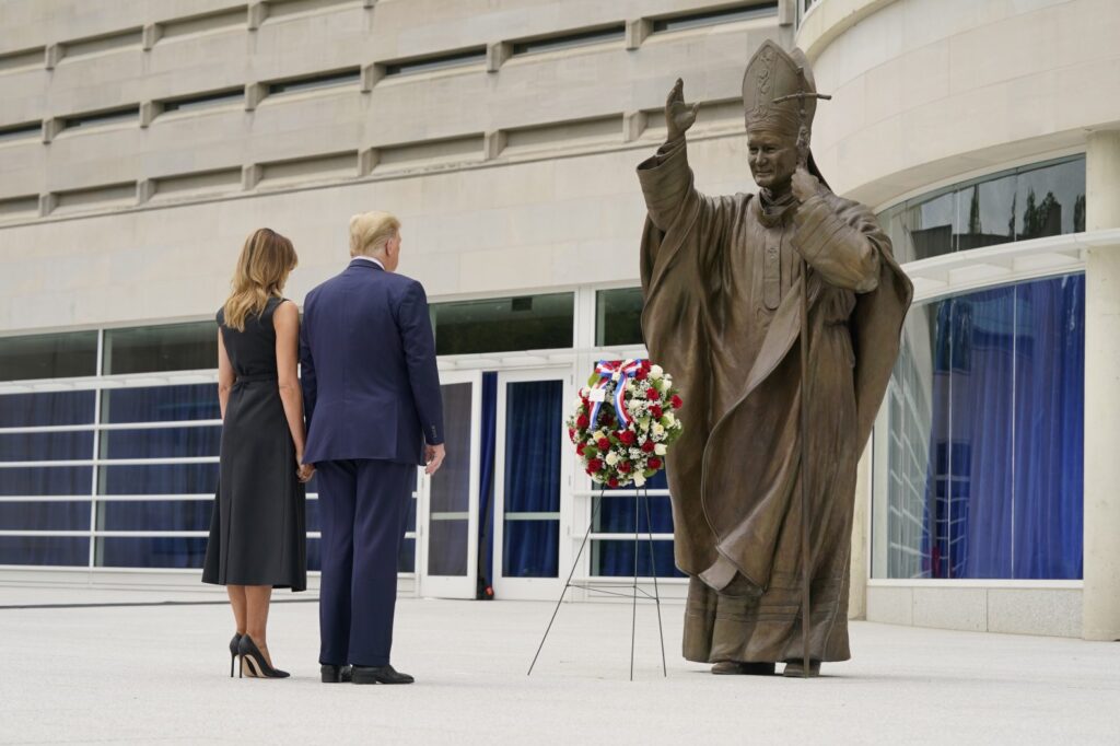 Trump złożył wieniec pod pomnikiem św. Jana Pawła II w Waszyngtonie Radio Zachód - Lubuskie