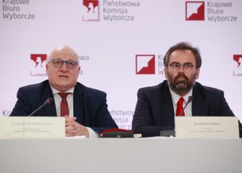 Przewodniczący PKW Sylwester Marciniak (po lewej) i członek PKW Liwiusz Laska (po prawej) podczas konferencji prasowej PKW w Warszawie. Fot. PAP/Mateusz Marek