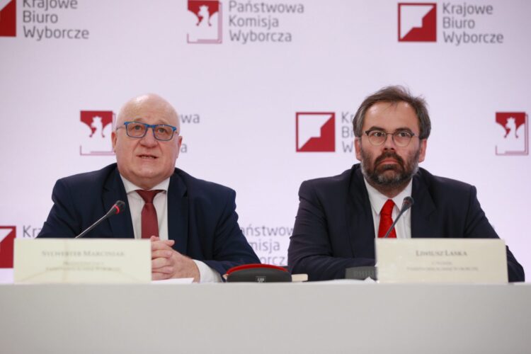 Przewodniczący PKW Sylwester Marciniak (po lewej) i członek PKW Liwiusz Laska (po prawej) podczas konferencji prasowej PKW w Warszawie. Fot. PAP/Mateusz Marek