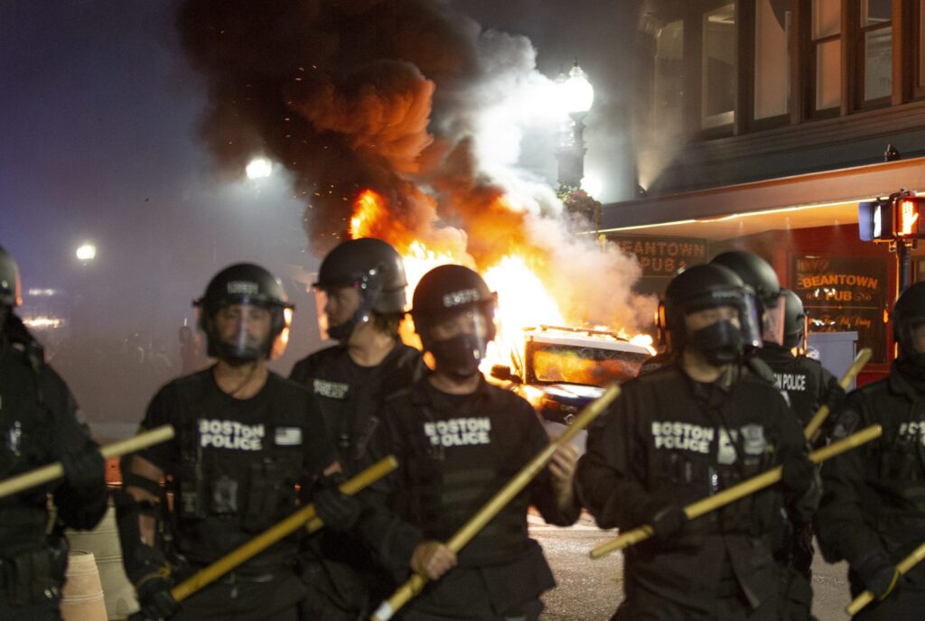 USA: godzina policyjna w niemal 40 miastach. Pod Białym Domem demonstranci podpalili samochody Radio Zachód - Lubuskie