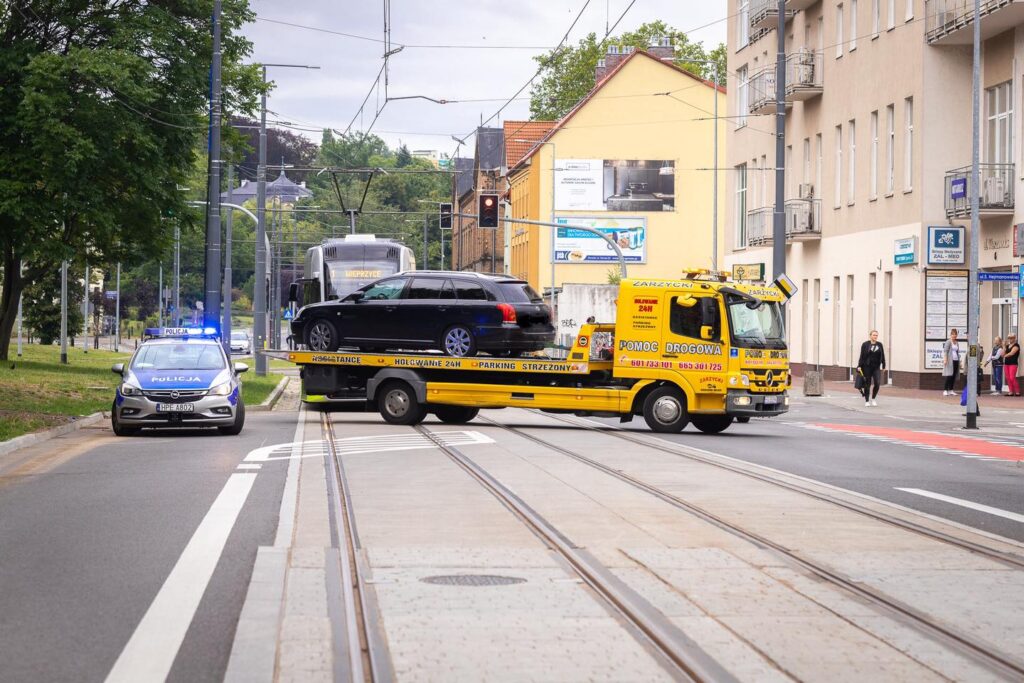 Auto na torach zablokowało przejazd tramwajom Radio Zachód - Lubuskie