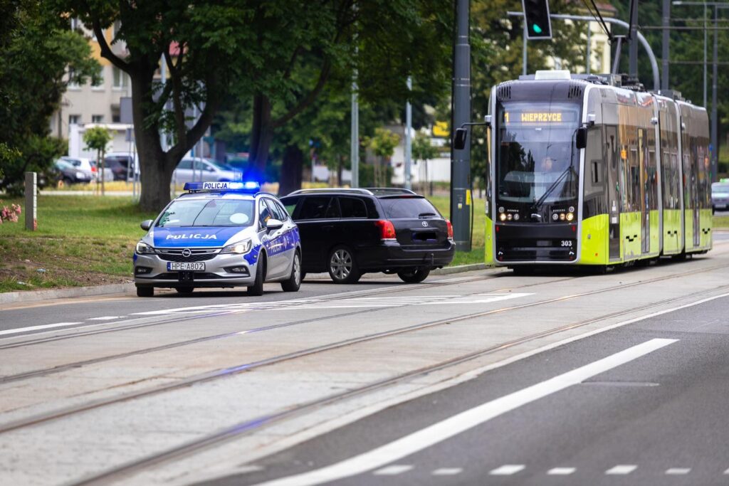 Auto na torach zablokowało przejazd tramwajom Radio Zachód - Lubuskie