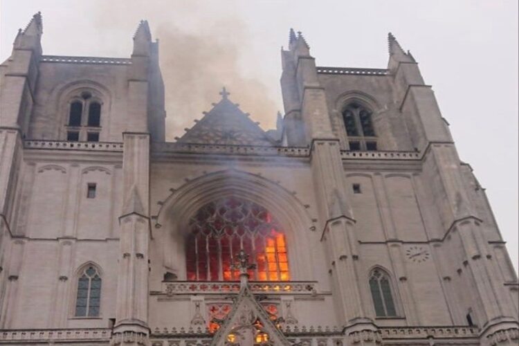 Pożar katedry w Nantes. Fot. Twitter