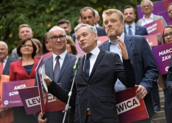 Warszawa, 18.08.2019. Założyciel i lider partii Wiosna Robert Biedroń (C), przewodniczący SLD Włodzimierz Czarzasty (3L) oraz lider partii Razem Adrian Zandberg (2P) podczas prezentacji liderek i liderów list Lewicy w wyborach parlamentarnych, 18 bm. w Parku Rydza-Śmigłego w Warszawie. (kf) PAP/Marcin Obara