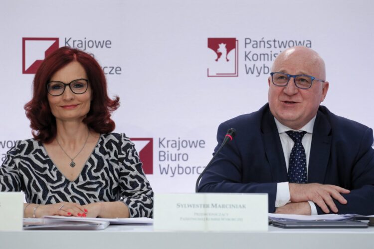 Wybory prezydenckie 2020 - II tura. Przewodniczący Państwowej Komisji Wyborczej Sylwester Marciniak (P) oraz szefowa Krajowego Biura Wyborczego Magdalena Pietrzak (L) podczas konferencji prasowej PKW w Warszawie