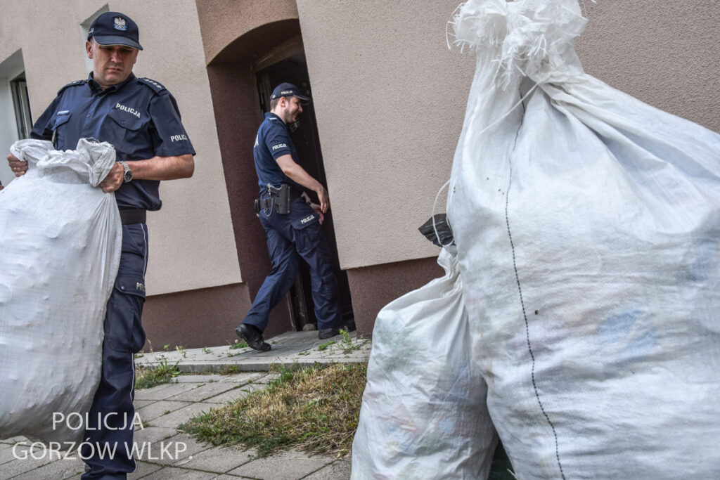 Policjantka zebrała 1,5 tony nakrętek, by pomóc chorej dziewczynce [ZDJĘCIA] Radio Zachód - Lubuskie