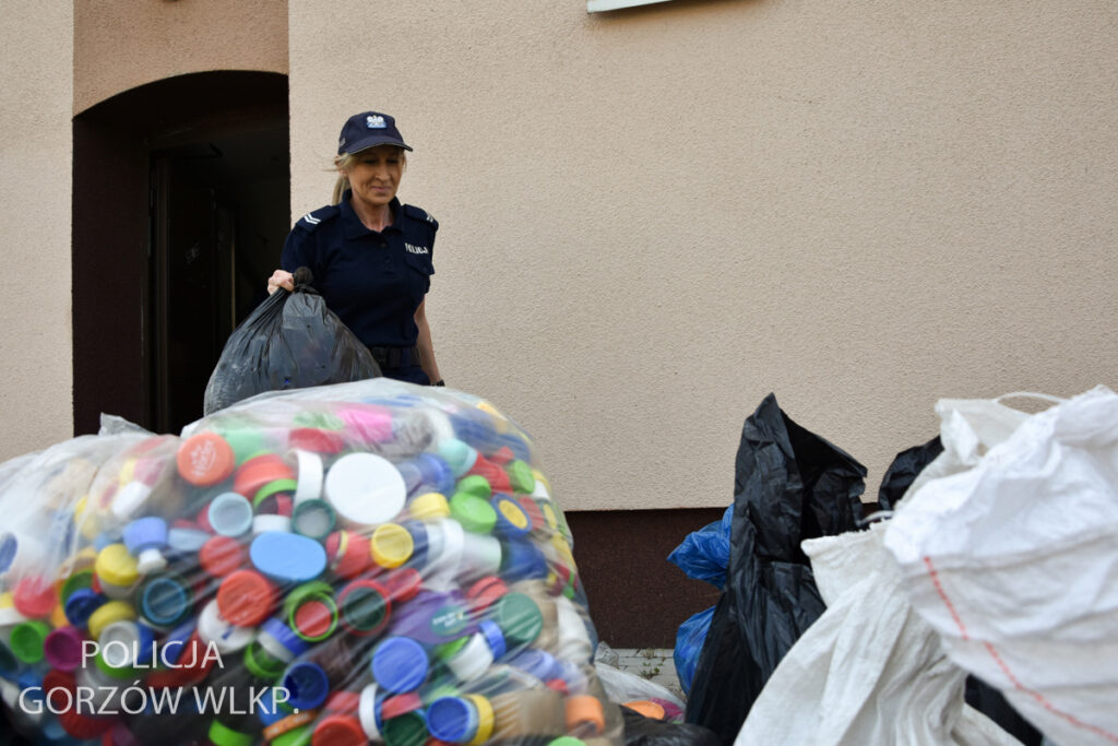 Policjantka zebrała 1,5 tony nakrętek, by pomóc chorej dziewczynce [ZDJĘCIA] Radio Zachód - Lubuskie