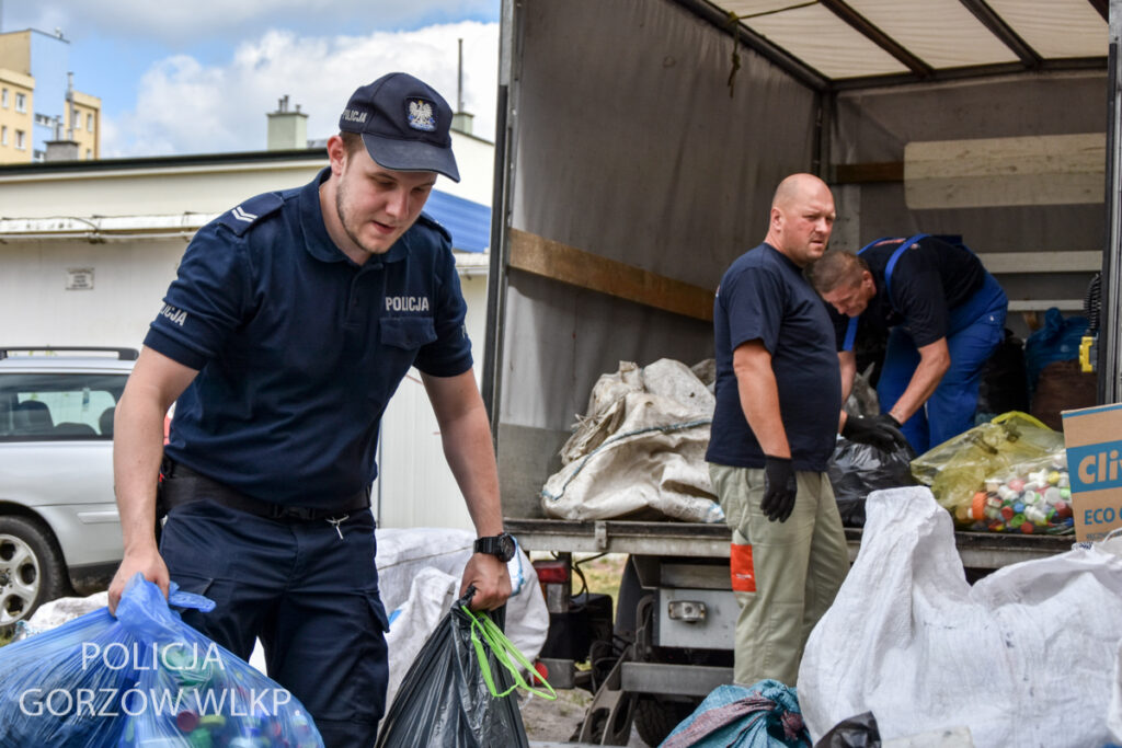 Policjantka zebrała 1,5 tony nakrętek, by pomóc chorej dziewczynce [ZDJĘCIA] Radio Zachód - Lubuskie