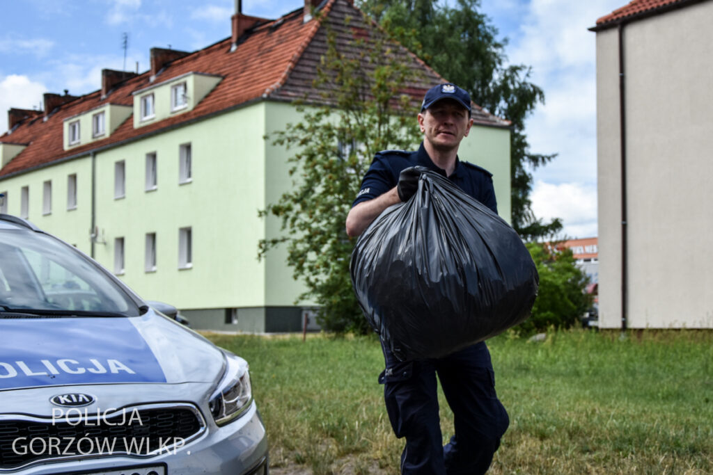 Policjantka zebrała 1,5 tony nakrętek, by pomóc chorej dziewczynce [ZDJĘCIA] Radio Zachód - Lubuskie