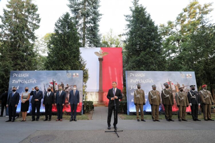 Prezydent, przedstawiciele rządu i parlamentu podczas apelu pamięci przed Pomnikiem Poległych w 1920 r. na Cmentarzu Wojskowym na Powązkach.