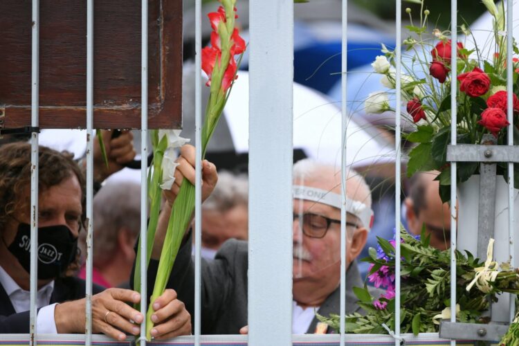 Prezydent Sopotu Jacek Karnowski (po lewej) oraz były prezydent, jeden z założycieli i wieloletni lider NSZZ „Solidarność” Lech Wałęsa składają kwiaty na Bramie nr 2 Stoczni Gdańskiej. Fot. PAP/Adam Warżawa