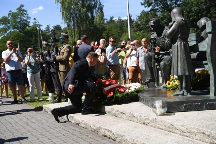 Prezydent RP Andrzej Duda składa kwiaty pod pomnikiem Józefa Piłsudskiego podczas uroczystego otwarcia nowego budynku Muzeum Józefa Piłsudskiego w Sulejówku. Fot. PAP