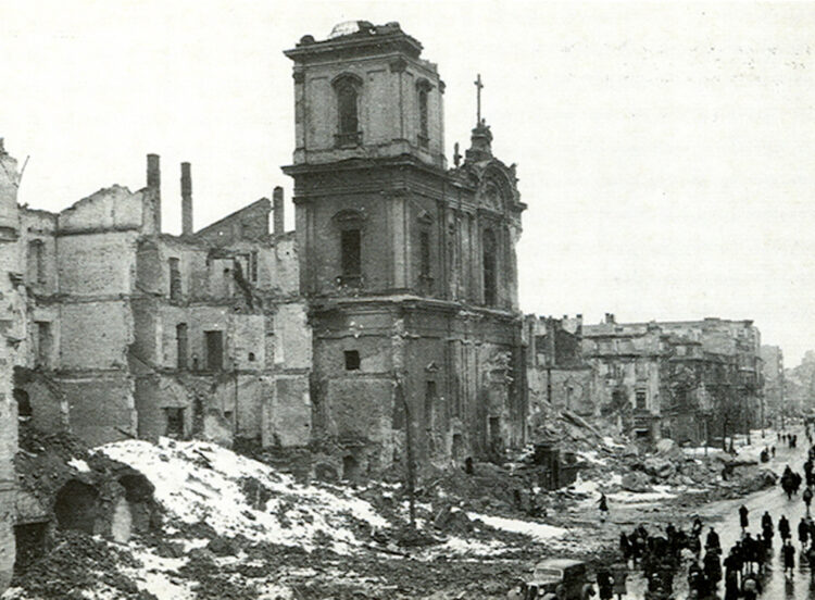 Zniszczona w czasie powstania Bazylika Świętego Krzyża w Warszawie - fot. Wikipedia