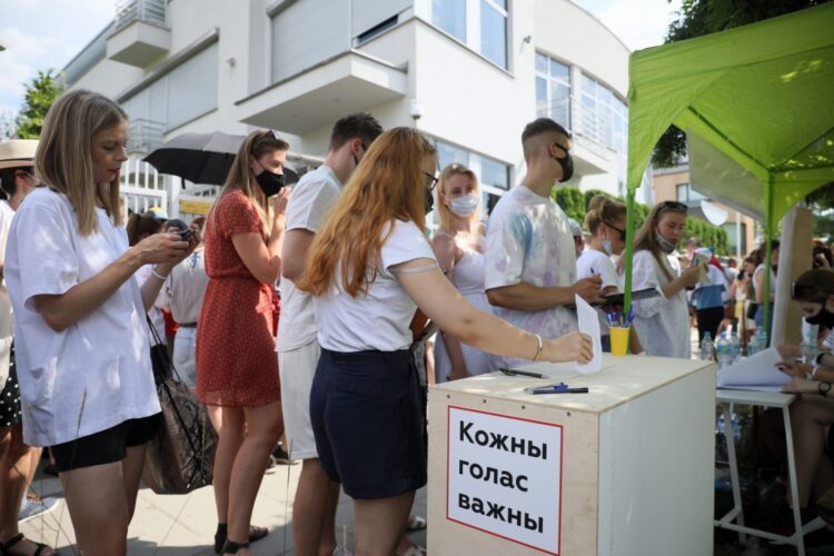 Obywatele Białorusi podczas głosowania w wyborach prezydenckich w tym kraju przed Ambasadą Republiki Białorusi w Warszawie.