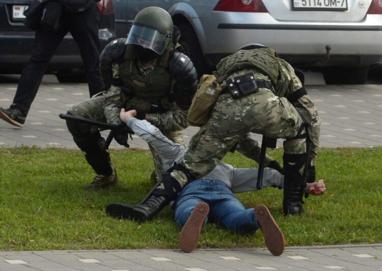 Zatrzymania protestujących na Białorusi. Fot. PAP/EPA