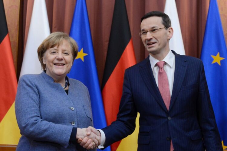 Premier RP Mateusz Morawiecki i kanclerz Niemiec Angela Merkel podczas spotkania w Warszawie, fot. PAP/Jakub Kamiński