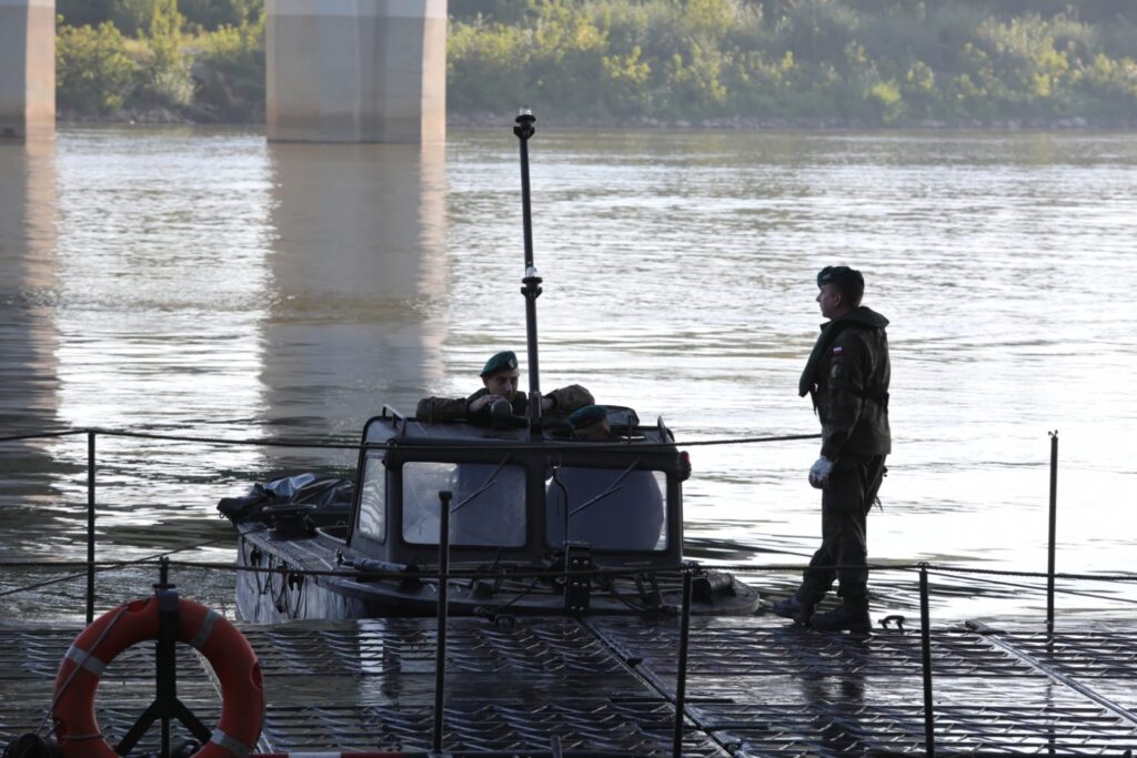 Warszawa: Most pontonowy będzie gotowy w środę Most pontonowy będzie gotowy w środę, Czajka