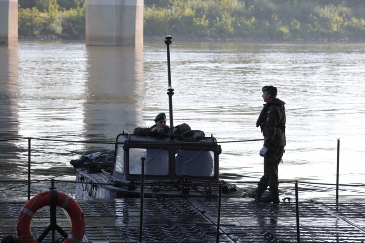 Warszawa: Most pontonowy będzie gotowy w środę 9 Most pontonowy będzie gotowy w środę, Czajka