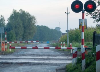 Policjant ofiarą wypadku na niestrzeżonym przejeździe kolejowym