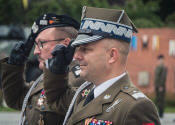 Z lewej: ustępujący dowódca - gen. dyw. Dariusz Parylak, z prawej - gen. bryg. Piotr Trytek, nowy dowódca 11 Lubuskiej Dywizji Kawalerii Pancernej. Fot. 11LDKPanc.