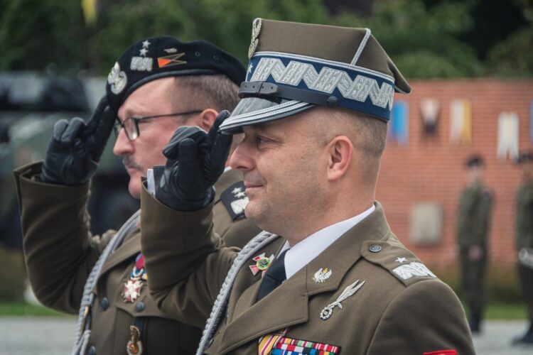 Z lewej: ustępujący dowódca - gen. dyw. Dariusz Parylak, z prawej - gen. bryg. Piotr Trytek, nowy dowódca 11 Lubuskiej Dywizji Kawalerii Pancernej. Fot. 11LDKPanc.