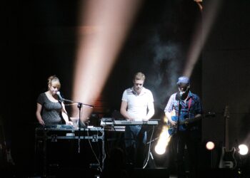 31.08.2013 Gorzow Wielkopolski . Zespol muzyki elektronicznej Zolte Kalendarze gra koncert w Amfiteatrze . Lider Wojtek Potocki , Magda Turlaj i Maurycy Kiebzak Gorski .