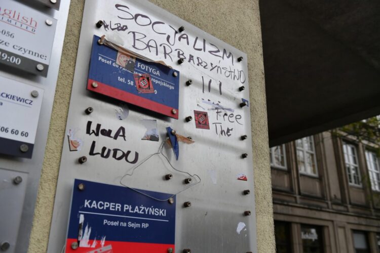Policja wyjaśnia okoliczności zniszczenia biura posłów PiS w Gdańsku