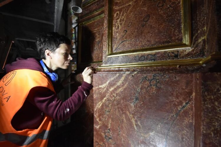 Tysiące, miliony kropek dziennie. Konserwatorzy kończą prace przy ołtarzu 9 Fot. Jan Mazur